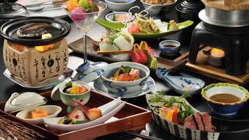 Una variedad de platos japoneses y una disposición tradicional para un caldo caliente.