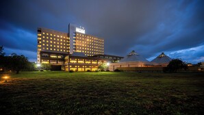 Un hotel moderno con un edificio grande y un anexo más pequeño.