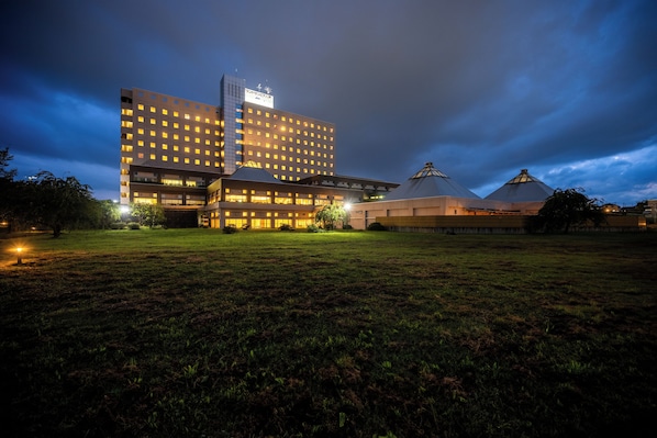 A modern hotel with a large building and a smaller annex. - Grand Sunpia Hachinohe (Hachinohe)