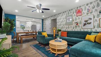 Een smart-tv, videogames, tafelvoetbal en een tafeltennistafel