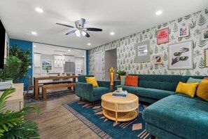 Smart TV, videojuegos, futbolito, mesa de ping pong