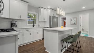 Een koelkast, een magnetron, een oven, een kookplaat