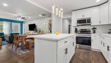 Een koelkast, een magnetron, een oven, een kookplaat