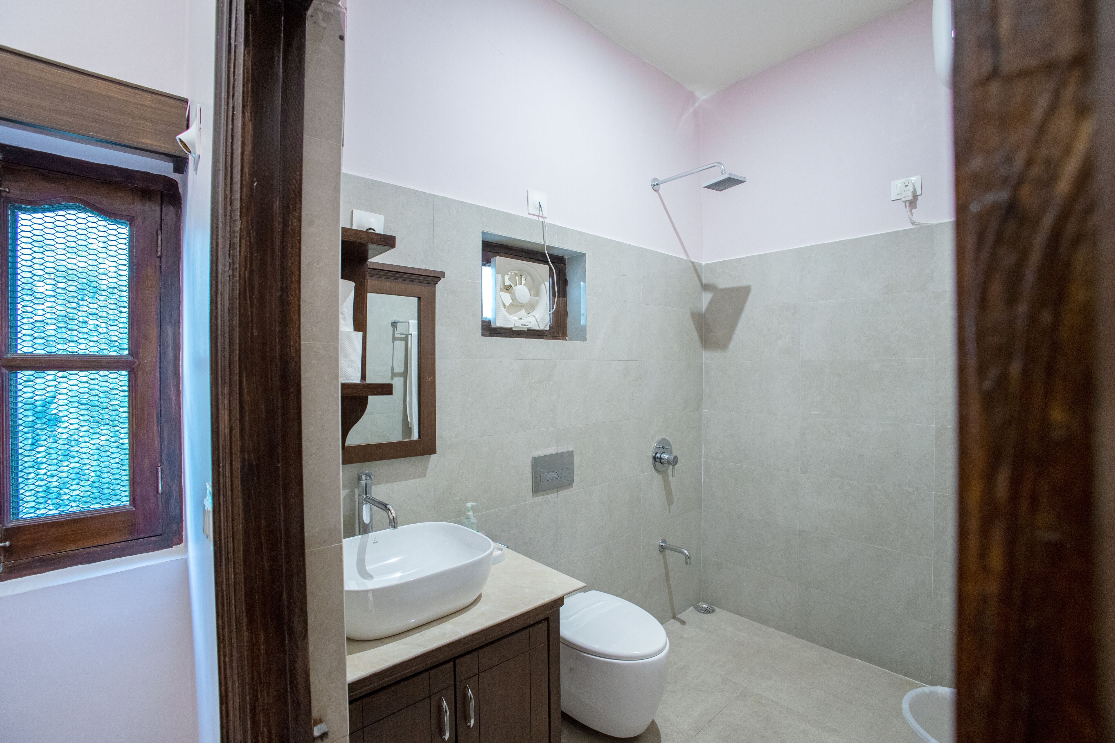 Deluxe Double Room | Bathroom | Towels, soap, toilet paper