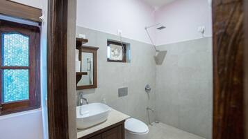 Deluxe Double Room | Bathroom | Towels, soap, toilet paper