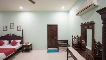 Deluxe Double Room | Laptop workspace, blackout curtains, free WiFi