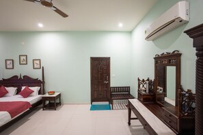 Espacio para trabajar con laptop, cortinas blackout y wifi gratis