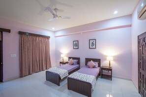 Kamar Twin Deluks | Ruang kerja ramah laptop, tirai kedap cahaya, dan Wi-Fi gratis