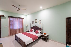 Chambre Deluxe double | Espace de travail pour ordinateurs portables, rideaux d’obscurcissement