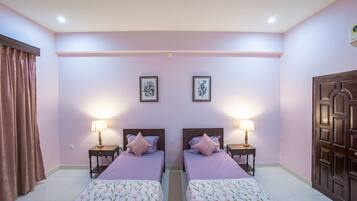 Deluxe Twin Room | Ruang kerja komputer riba, langsir/tirai gelap terus, Wi-fi percuma