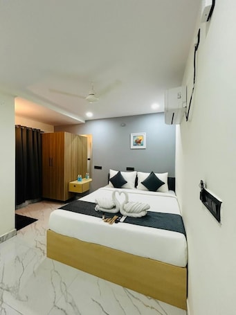 Premium bedding, desk, free WiFi, bed sheets. WILDWINGS PREMIUM HOTEL