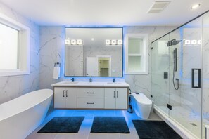 Haartrockner, Bidet, Handtücher, Seife