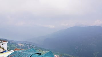 Paisagem montanhosa com uma aldeia no vale.
