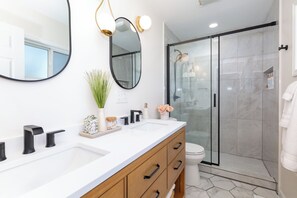 Een douche, een haardroger, handdoeken, zeep