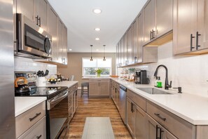 Fridge, microwave, oven, stovetop - Grand Retreat/5 Bedrooms/Game Room (Lombard)