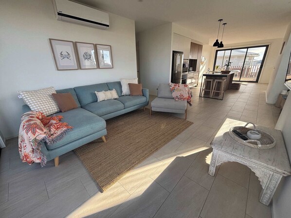 TV, offices - Blue Horizon Villa - Sunlit Terraces & Ocean Views (Torquay)