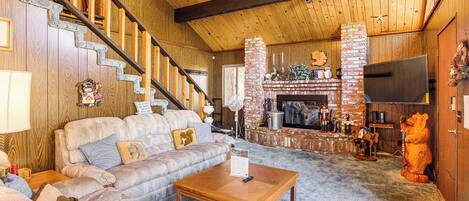 TV, fireplace