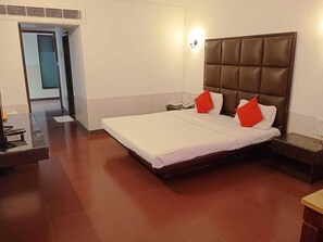 Deluxe Double Room | Desk, rollaway beds, free WiFi, bed sheets