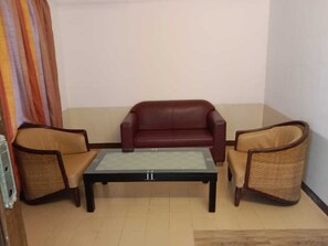 デラックス ダブルルーム | リビング エリア | 32 インチの薄型テレビ (ケーブル放送視聴可)