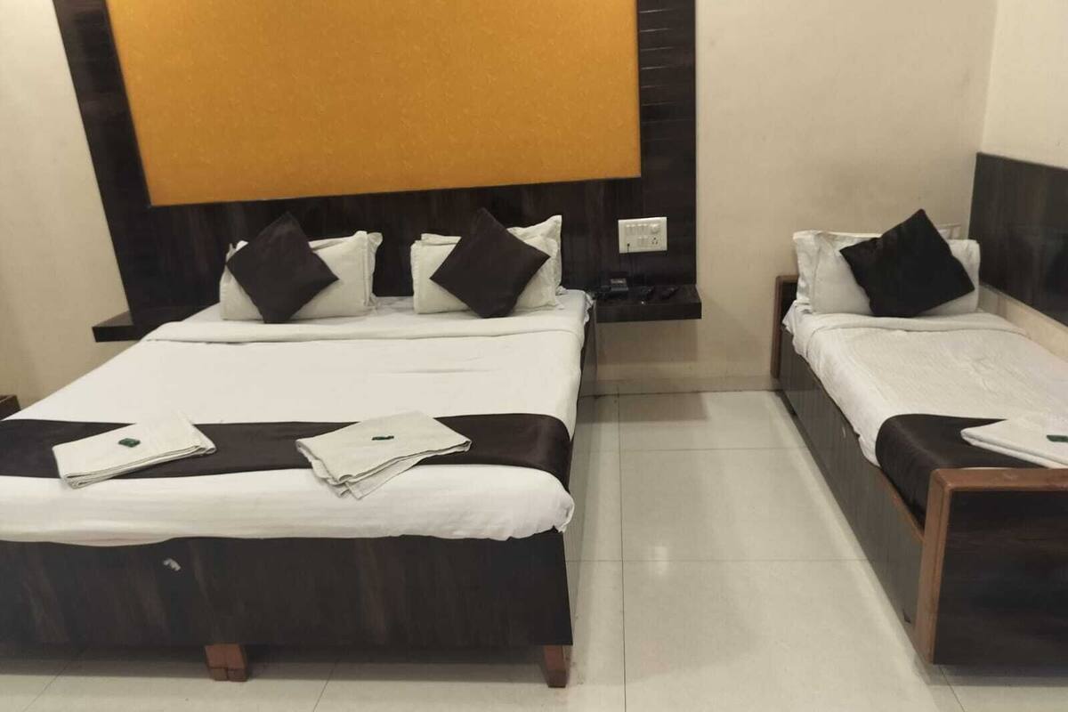 Deluxe Triple Room, City View | 1 bedroom, Egyptian cotton sheets, premium bedding, free WiFi