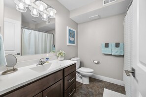 Regadera, secadora de cabello, toallas 