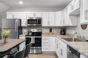 Réfrigérateur, four à micro-ondes, un four, surface de cuisson