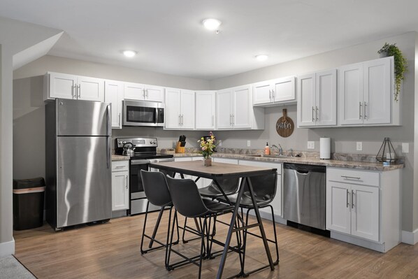 Frigorifero, microonde, forno, piano cottura