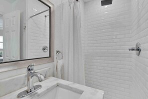 Shower, hair dryer, shampoo - Family Pool! 4BR, 9-Bed Home, Game Room & Firepit (Tampa)