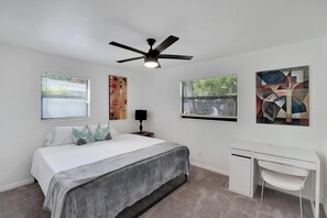 4 bedrooms, iron/ironing board, travel cot, free WiFi - Tampa Escape: 4BR, 9-Bed Home, Game Room & Firepit (Tampa)