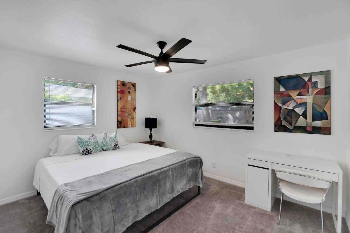 4 slaapkamers, een strijkplank/strijkijzer, reisbedje, gratis wifi