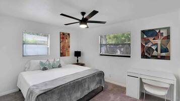 4 slaapkamers, een strijkplank/strijkijzer, reisbedje, gratis wifi