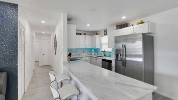 Een koelkast, een magnetron, een oven, een kookplaat