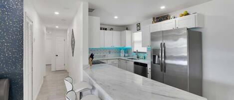 Kjøleskap, mikrobølgeovn, ovn og kokeplater