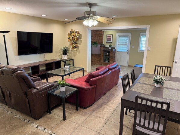 Dining - 4 bedrm house in Central Phoenix WiFi, Putting Green, Phoenix Mountain Preserve (Phoenix)