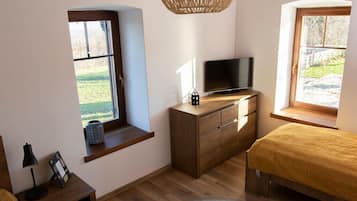 4 habitaciones, tabla de planchar con plancha, wifi y ropa de cama