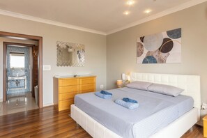 Familjelägenhet - flera sovrum - 2 badrum (Modern and comfortable apart Savoy) | 2 sovrum, strykjärn/strykbräda, extrasängar och gratis wi-fi