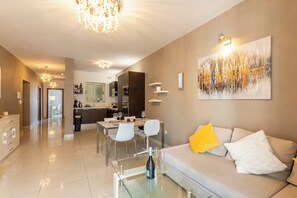 Familienapartment, Mehrere Schlafzimmer, 2 Bäder (Modern and comfortable apart Savoy) | Wohnbereich | Fernseher