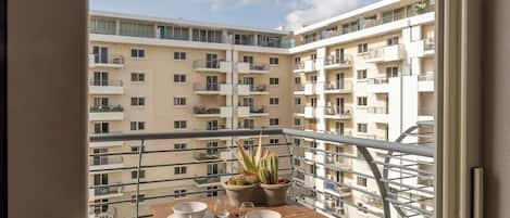 Family Apartment, 2 Bedrooms, 2 Bathrooms (Modern and comfortable apart Savoy) | Dining