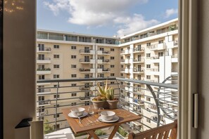 Familienapartment, Mehrere Schlafzimmer, 2 Bäder (Modern and comfortable apart Savoy) | Speisen