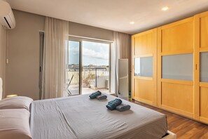 Familienapartment, Mehrere Schlafzimmer, 2 Bäder (Modern and comfortable apart Savoy) | 2 Schlafzimmer, Bügeleisen/Bügelbrett, Zustellbetten, kostenloses WLAN