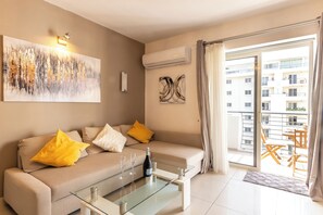 Departamento familiar, varias habitaciones, 2 baños (Modern and comfortable apart Savoy) | Área de sala de estar | Televisión 