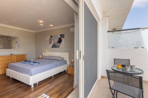 2 habitaciones y tabla de planchar con plancha 