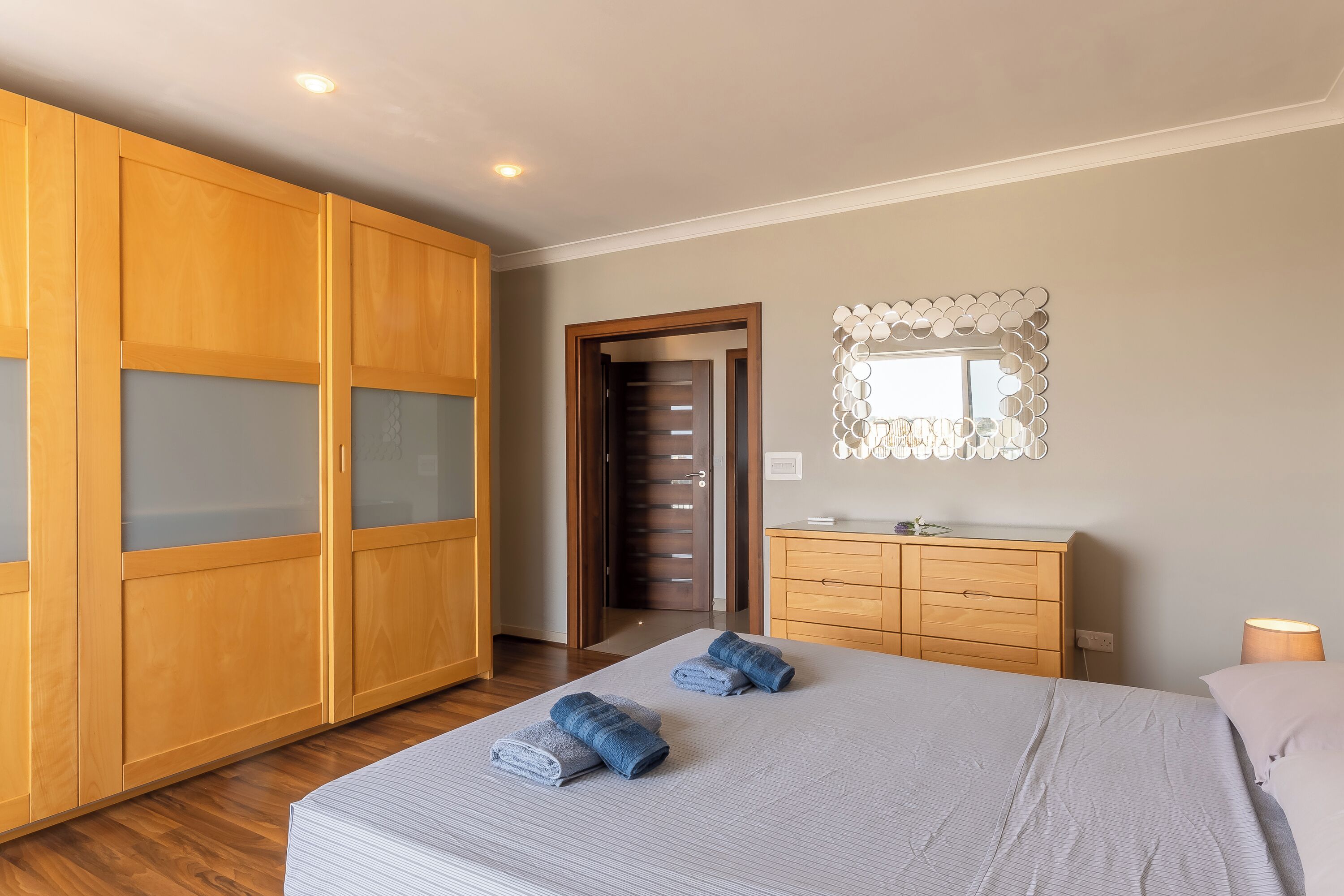 Departamento familiar, varias habitaciones, 2 baños (Modern and comfortable apart Savoy) | 2 habitaciones, tabla de planchar con plancha y camas extra 