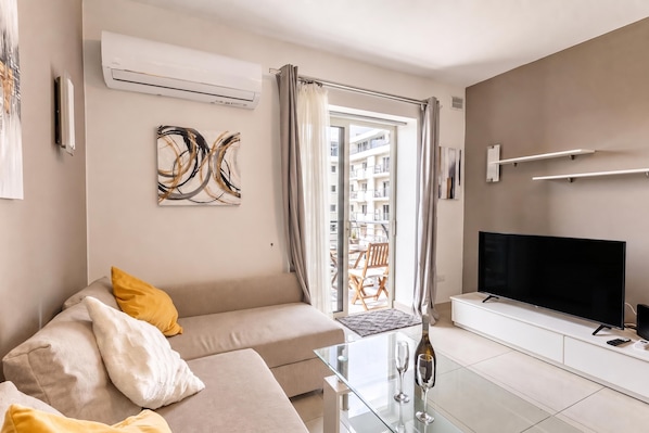 Perhehuoneisto, 2 makuuhuonetta, 2 kylpyhuonetta (Modern and comfortable apart Savoy) | Oleskelualue