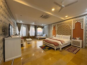 Habitación Royal doble, vistas a la ciudad | Sábanas de algodón egipcio, ropa de cama de alta calidad, minibar