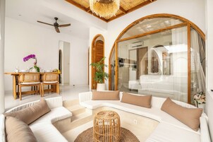 别墅, 2 间卧室, 私人游泳池 | 起居区 | 55-英寸智能电视（配备数码频道）