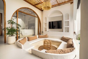 别墅, 1 间卧室, 私人游泳池 | 起居区 | 55-英寸智能电视（配备数码频道）