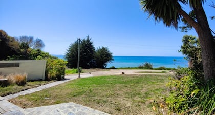 Coastal Rural Haven with mind blowing Sea Views! 10 minutes South of Moeraki.