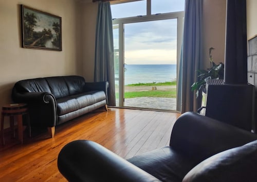Coastal Rural Haven with mind blowing Sea Views! 10 minutes South of Moeraki.