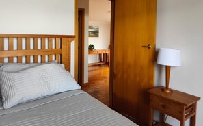 2 bedrooms, desk, WiFi, bed sheets